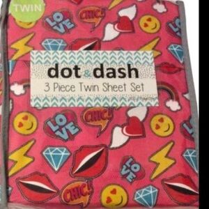 Twin Sheet Set Girls Pink Lips Hearts Emoji 3-Piece Dot and Dash